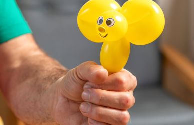 Clown Dodo macht Mäuse aus Luftballons