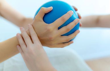 Physiotherapie mit größerem Ball zum Muskelerhalt