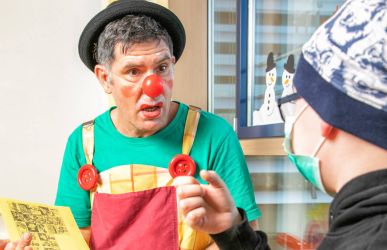 Clown Dodo mit Patient im Krankenhaus-Zimmer