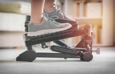 Physiotherapie auf Stepper für Bewegungserhalt